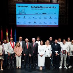 Foto de familia de ganadores y premiados de la gala del Certamen Alcalá Gastronómica de Alcalá de Henares