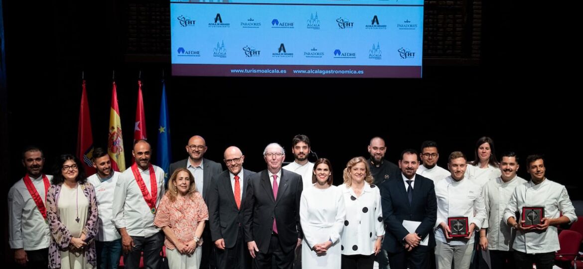 Foto de familia de ganadores y premiados de la gala del Certamen Alcalá Gastronómica de Alcalá de Henares