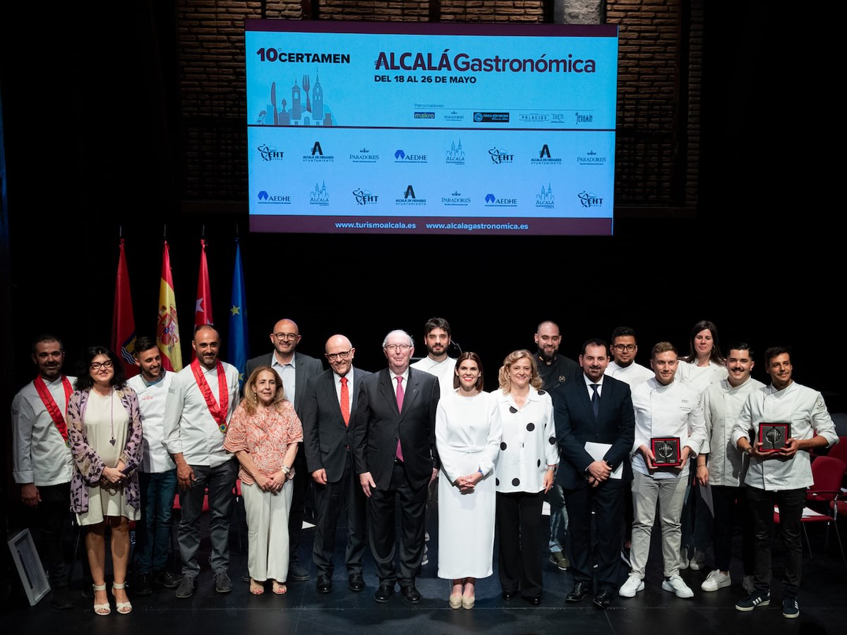 Foto de familia de ganadores y premiados de la gala del Certamen Alcalá Gastronómica de Alcalá de Henares