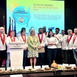 Foto de familia de Alcalá Gastronómica con la concejala de Turismo en la presentación de las 28 Jornadas Gastronómicas Cervantinas