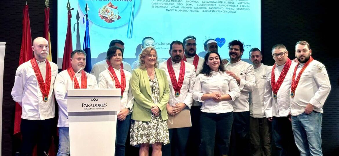 Foto de familia de Alcalá Gastronómica con la concejala de Turismo en la presentación de las 28 Jornadas Gastronómicas Cervantinas