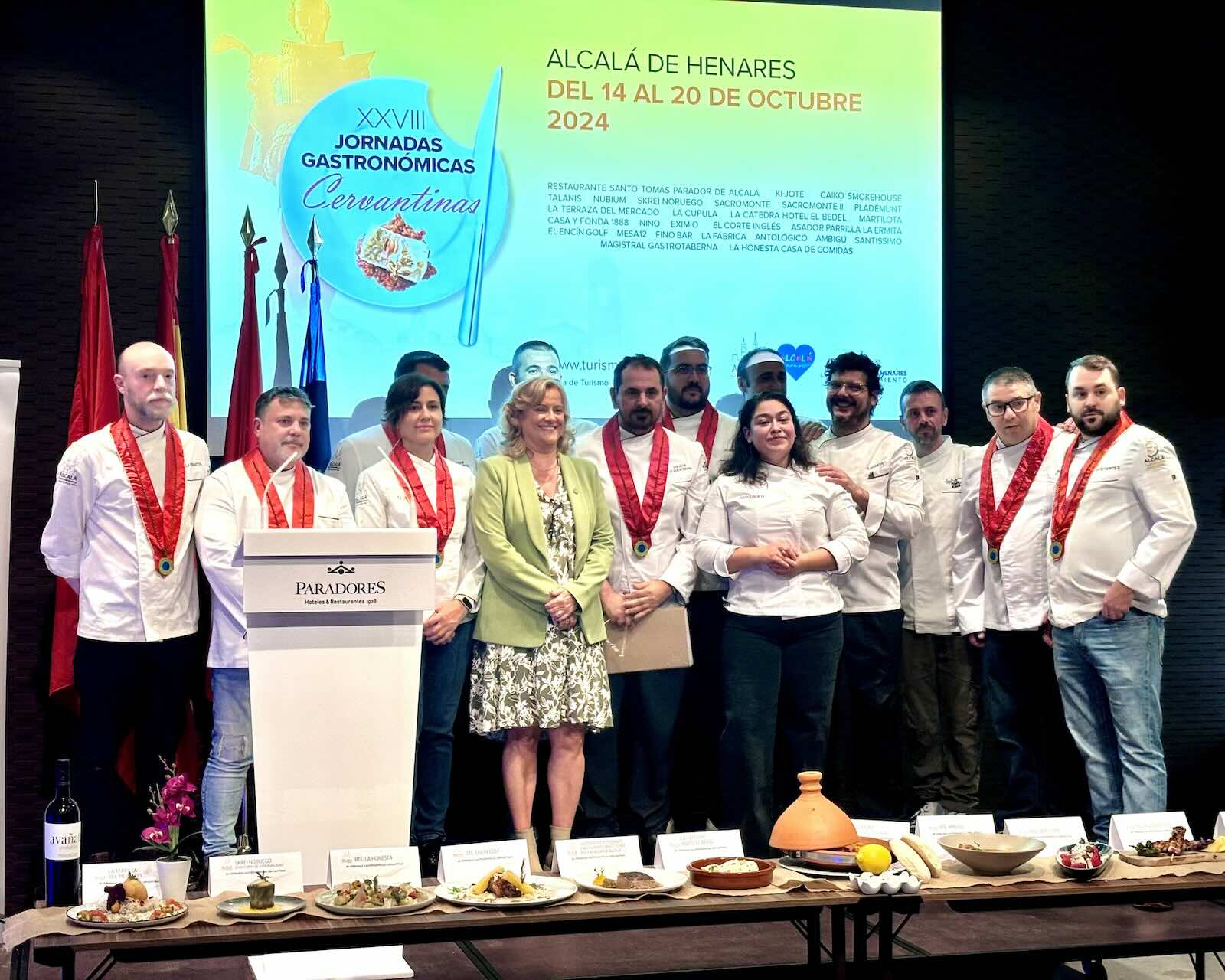 Foto de familia de Alcalá Gastronómica con la concejala de Turismo en la presentación de las 28 Jornadas Gastronómicas Cervantinas