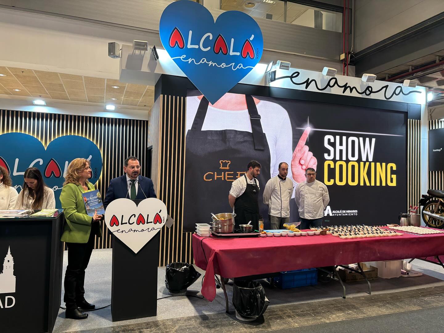 Presentación de los 'show cooking' de Alcalá Gastronómica en la edición de Fitur de 2024 en el stand de Alcalá de Henares